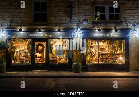 Magasin Cotswold Gray après la tombée de la nuit à noël. Moreton, Marsh, Cotswolds, Gloucestershire, Angleterre Banque D'Images