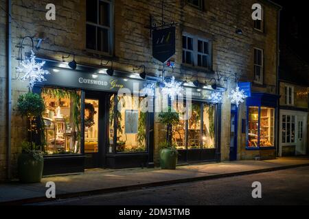 Magasin Cotswold Gray après la tombée de la nuit à noël. Moreton, Marsh, Cotswolds, Gloucestershire, Angleterre Banque D'Images