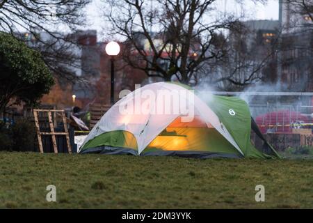 Seattle, États-Unis. 16 décembre 2020. Au début de la journée, le début d'une tente en feu dans le parc Cal Anderson. Inconnu s'il a été intentionnellement mis en place ou s'il s'agit d'un accident. Les feux d'artifice ont commencé à exploser à l'intérieur de la tente, ce qui a fini par la mettre à feu. Les manifestants se sont préparés à empêcher la ville de dégager le parc de Capitol Hill par la Cité de la police de l'est. Le parc est devenu un refuge pour les non-protégés depuis les 7 derniers mois depuis les premiers jours de la zone autonome de Capitol Hill. Crédit : James Anderson/Alay Live News Banque D'Images