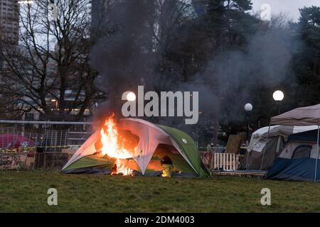 Seattle, États-Unis. 16 décembre 2020. Tôt dans la journée une tente sur le feu dans le parc Cal Anderson. Inconnu s'il a été intentionnellement mis en place ou s'il s'agit d'un accident. Les feux d'artifice ont commencé à exploser à l'intérieur de la tente, ce qui a fini par la mettre à feu. Les manifestants se sont préparés à empêcher la ville de dégager le parc de Capitol Hill par la Cité de la police de l'est. Le parc est devenu un refuge pour les non-protégés depuis les 7 derniers mois depuis les premiers jours de la zone autonome de Capitol Hill. Crédit : James Anderson/Alay Live News Banque D'Images