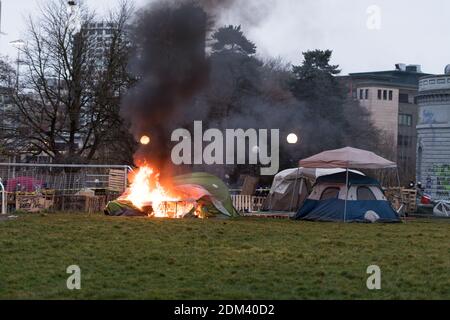 Seattle, États-Unis. 16 décembre 2020. Tôt dans la journée une tente sur le feu dans le parc Cal Anderson. Inconnu s'il a été intentionnellement mis en place ou s'il s'agit d'un accident. Les feux d'artifice ont commencé à exploser à l'intérieur de la tente, ce qui a fini par la mettre à feu. Les manifestants se sont préparés à empêcher la ville de dégager le parc de Capitol Hill par la Cité de la police de l'est. Le parc est devenu un refuge pour les non-protégés depuis les 7 derniers mois depuis les premiers jours de la zone autonome de Capitol Hill. Crédit : James Anderson/Alay Live News Banque D'Images