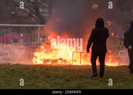 Seattle, États-Unis. 16 décembre 2020. Tôt dans la journée une tente sur le feu dans le parc Cal Anderson. Inconnu s'il a été intentionnellement mis en place ou s'il s'agit d'un accident. Les feux d'artifice ont commencé à exploser à l'intérieur de la tente, ce qui a fini par la mettre à feu. Les manifestants se sont préparés à empêcher la ville de dégager le parc de Capitol Hill par la Cité de la police de l'est. Le parc est devenu un refuge pour les non-protégés depuis les 7 derniers mois depuis les premiers jours de la zone autonome de Capitol Hill. Crédit : James Anderson/Alay Live News Banque D'Images