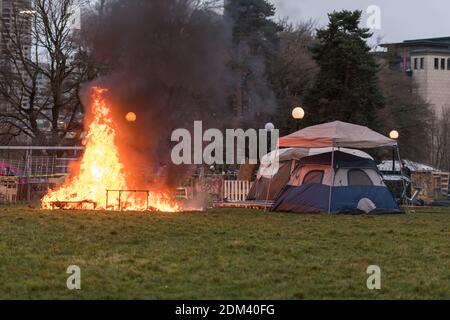 Seattle, États-Unis. 16 décembre 2020. Tôt dans la journée une tente sur le feu dans le parc Cal Anderson. Inconnu s'il a été intentionnellement mis en place ou s'il s'agit d'un accident. Les feux d'artifice ont commencé à exploser à l'intérieur de la tente, ce qui a fini par la mettre à feu. Les manifestants se sont préparés à empêcher la ville de dégager le parc de Capitol Hill par la Cité de la police de l'est. Le parc est devenu un refuge pour les non-protégés depuis les 7 derniers mois depuis les premiers jours de la zone autonome de Capitol Hill. Crédit : James Anderson/Alay Live News Banque D'Images