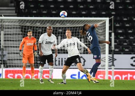 DERBY, ANGLETERRE. 16 DÉCEMBRE. Krystian Bielik de Derby County bataille avec Kasey Palmer de Swansea pendant le match de championnat de Sky Bet entre Derby County et Swansea City au Pride Park, Derby le mercredi 16 décembre 2020. (Credit: Jon Hobley | MI News) Credit: MI News & Sport /Alay Live News Banque D'Images