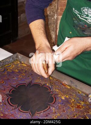 L’homme faisant Ebru Art. Les techniques anciennes de “peinture sur l’eau” Banque D'Images