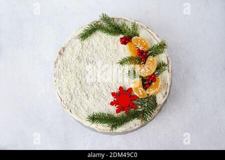 Gâteau de noël traditionnel maison dessert de vacances avec baies, tarte d'hiver sur fond de table gris. Style rustique. Vue de dessus Banque D'Images