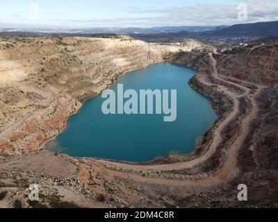 Vue aérienne sur le lac Emerald dans une carrière inondée. Lac vert émeraude dans une mine d'oencast inondée. Lac ovale dans le cratère industriel minier, mine acide Banque D'Images