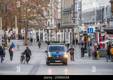 Munich, Bavière, Allemagne. 16 décembre 2020. La police de Munich et peu de piétons occupent la zone piétonne de Munich qui devrait voir les foules de shopping de Noël à cette époque de l'année. Scènes de la zone piétonne du centre-ville de Munich, Allemagne. En général, cette région est remplie de clients de vacances et de ceux qui se socialisent au-dessus de Gluehwein. Cette année, un resserrement national des restrictions en Allemagne a été mis en vigueur aujourd'hui qui a fermé la plupart des magasins et des écoles malgré un verrouillage partiel, les nouvelles infections du coronavirus ont régulièrement augmenté et le manque de conformité avec la distanciation et le masque Regulati Banque D'Images