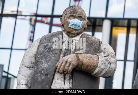 Munich, Bavière, Allemagne. 16 décembre 2020. Une statue à Munich, en Allemagne ''porte' un masque. L'Allemagne est récemment entrée dans une phase de restriction plus stricte en raison de l'inefficacité des restrictions plus légères. Credit: Sachelle Babbar/ZUMA Wire/Alay Live News Banque D'Images