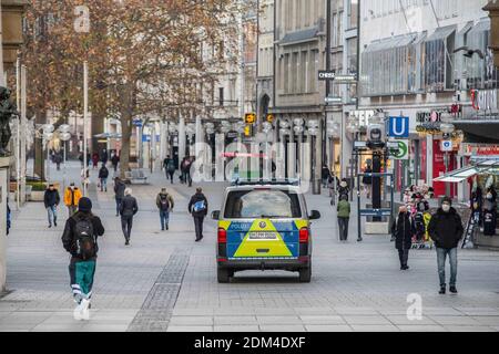 Munich, Bavière, Allemagne. 16 décembre 2020. La police de Munich et peu de piétons occupent la zone piétonne de Munich qui devrait voir les foules de shopping de Noël à cette époque de l'année. Scènes de la zone piétonne du centre-ville de Munich, Allemagne. En général, cette région est remplie de clients de vacances et de ceux qui se socialisent au-dessus de Gluehwein. Cette année, un resserrement national des restrictions en Allemagne a été mis en vigueur aujourd'hui qui a fermé la plupart des magasins et des écoles malgré un verrouillage partiel, les nouvelles infections du coronavirus ont régulièrement augmenté et le manque de conformité avec la distanciation et le masque Regulati Banque D'Images