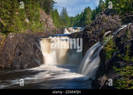 Paysage d'été avec cascade de Kivach sur la rivière Suna, Carélie, Russie Banque D'Images