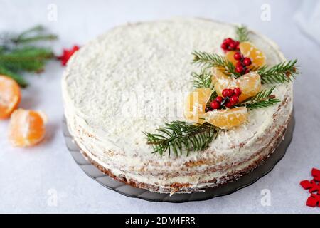 Gâteau aux fruits de Noël, verrière d'hiver couverte, baies décoratives et mandarines Banque D'Images