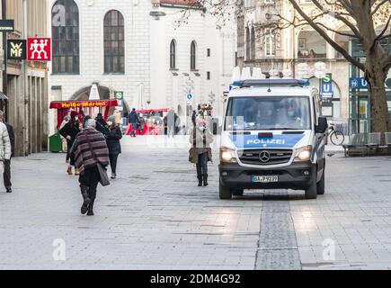 Munich, Bavière, Allemagne. 16 décembre 2020. La police de Munich et peu de piétons occupent la zone piétonne de Munich qui devrait voir les foules de shopping de Noël à cette époque de l'année. Scènes de la zone piétonne du centre-ville de Munich, Allemagne. En général, cette région est remplie de clients de vacances et de ceux qui se socialisent au-dessus de Gluehwein. Cette année, un resserrement national des restrictions en Allemagne a été mis en vigueur aujourd'hui qui a fermé la plupart des magasins et des écoles malgré un verrouillage partiel, les nouvelles infections du coronavirus ont régulièrement augmenté et le manque de conformité avec la distanciation et le masque Regulati Banque D'Images