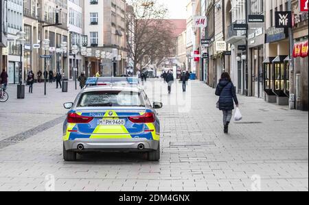 Munich, Bavière, Allemagne. 16 décembre 2020. La police de Munich et peu de piétons occupent la zone piétonne de Munich qui devrait voir les foules de shopping de Noël à cette époque de l'année. Scènes de la zone piétonne du centre-ville de Munich, Allemagne. En général, cette région est remplie de clients de vacances et de ceux qui se socialisent au-dessus de Gluehwein. Cette année, un resserrement national des restrictions en Allemagne a été mis en vigueur aujourd'hui qui a fermé la plupart des magasins et des écoles malgré un verrouillage partiel, les nouvelles infections du coronavirus ont régulièrement augmenté et le manque de conformité avec la distanciation et le masque Regulati Banque D'Images