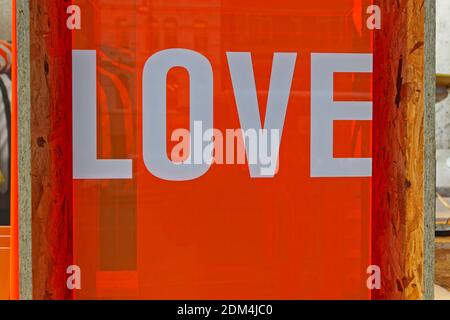 Big Love Letters au plastique orange fluorescent Banque D'Images