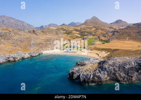 Vue côtière aérienne de la plage de Skinaria sur la côte sud de la Crète, Grèce Banque D'Images