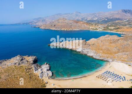 Vue côtière aérienne de la plage de Skinaria sur la côte sud de la Crète, Grèce Banque D'Images