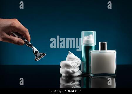 Jeu d'outils de rasage pour hommes sur fond bleu foncé. Banque D'Images