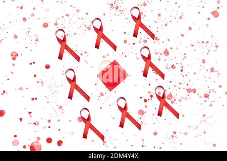 Ruban rouge SIDA et condom avec des éclaboussures rouges sur fond blanc. Concept de la Journée mondiale du sida. Banque D'Images