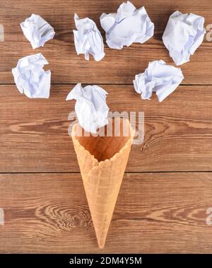 Corne gaufrée et boules de papier froissé sur une surface en bois. Mise en page créative, tendance minimale Banque D'Images