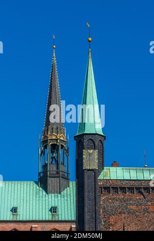 Les tours de l'église Sainte-Marie vus de la place du marché ou de Markt dans le centre-ville, ville hanséatique de Lübeck, Schleswig-Holstein, Allemagne, Europe Banque D'Images