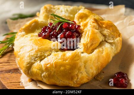 Brie maison cuite dans une pâte feuilletée à la baie de Lingonberry Banque D'Images