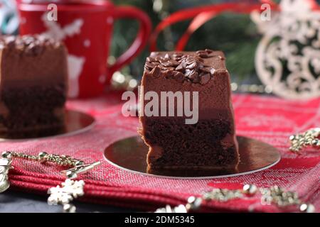 Brownie au chocolat avec confit à la framboise et mousse au café recouvert de glaçage au chocolat gastronomique sur fond de nouvel an. Gros plan. Banque D'Images