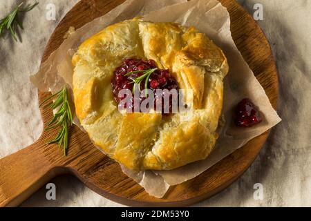 Brie maison cuite dans une pâte feuilletée à la baie de Lingonberry Banque D'Images