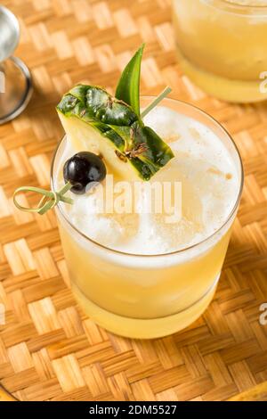 Cocktail de mai Tai rafraîchissant avec rhum et ananas Banque D'Images