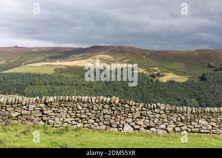 En direction de Derwent Edge, Peak District National Park, Derbyshire, Royaume-Uni. Vue depuis Crook Hill. Banque D'Images