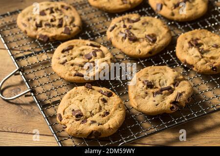 Réchauffer des biscuits aux pépites de chocolat faits maison sur un panier de refroidissement Banque D'Images