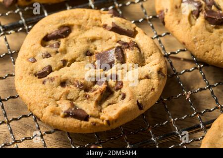 Réchauffer des biscuits aux pépites de chocolat faits maison sur un panier de refroidissement Banque D'Images