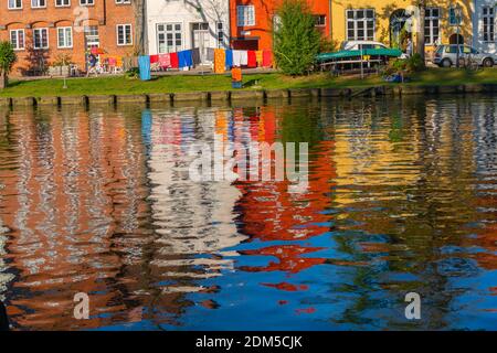 An der Obertrave, une rue populaire le long de la rivière Trave, ville hanséatique de Lübeck, patrimoine mondial de l'UNESCO, Schleswig-Holstein, Allemagne du Nord, Europe Banque D'Images