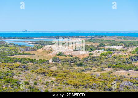 Vue aérienne sur les lacs et la campagne de l'île de Rottnest, Australie Banque D'Images