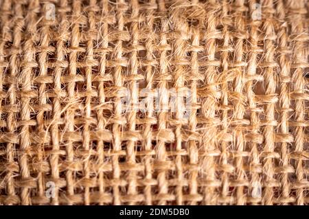 Composition de pose plate d'aiguilles poinçonner sur une surface en béton dans des tons chauds. Différentes tailles d'aiguilles, cerceaux de broderie, ciseaux et Thr coloré Banque D'Images