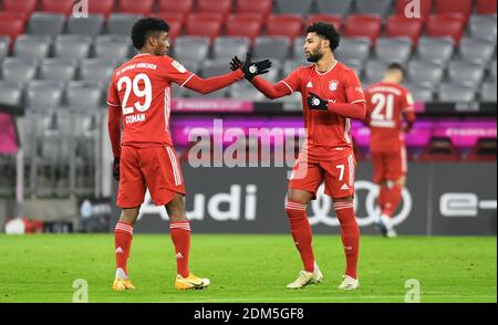 Ville de Munich, Allemagne. 16 décembre 2020. Firo: 16.12.2020, football, 1. Bundesliga, saison 2020/2021, FC Bayern Munich Muenchen - VfL Wolfsburg Kingsley FC Bayern Munich avec Serge Gnabry FC Bayern Munich crédit: Martin Hangen/Pool/via firo Sportphoto pas de divulgation aux utilisateurs secondaires dans les 48 heures! • la réglementation DFL interdit toute utilisation de photographies comme séquences d'images et/ou quasi-vidéo • usage éditorial SEULEMENT | usage dans le monde entier/dpa/Alamy Live News Banque D'Images