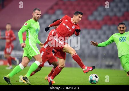 Ville de Munich, Allemagne. 16 décembre 2020. Firo: 16.12.2020, football, 1er Bundesliga, saison 2020/2021, FC Bayern Munich Muenchen - VfL Wolfsburg Robert Lewandowski FC Bayern Munich crédit: Martin Hangen/Pool/via firo Sportphoto pas de transfert aux utilisateurs secondaires dans les 48 heures! • la réglementation DFL interdit toute utilisation de photographies comme séquences d'images et/ou quasi-vidéo • usage éditorial SEULEMENT | usage dans le monde entier/dpa/Alamy Live News Banque D'Images