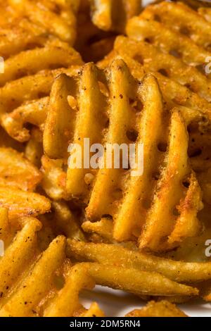 Frites graisseuses faites maison avec ketchup Banque D'Images