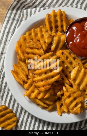 Frites graisseuses faites maison avec ketchup Banque D'Images