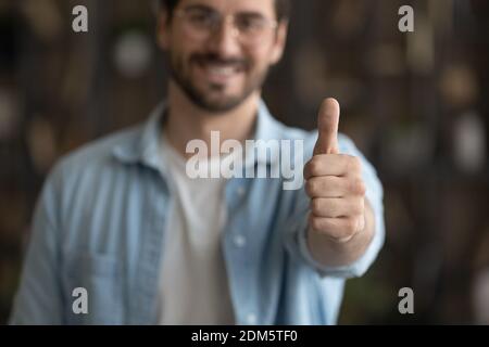 En gros plan, un homme recommande un service de bonne qualité Banque D'Images