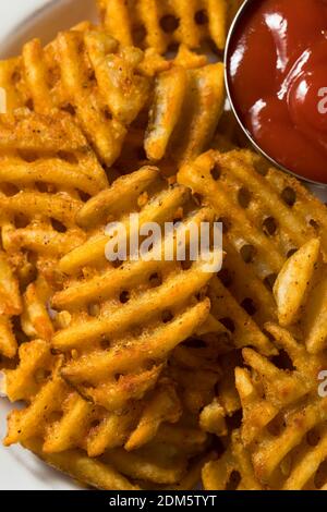 Frites graisseuses faites maison avec ketchup Banque D'Images