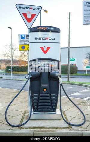 Voiture électrique InstaVolt, point de charge rapide pour véhicule électrique (EV), Royaume-Uni. Banque D'Images