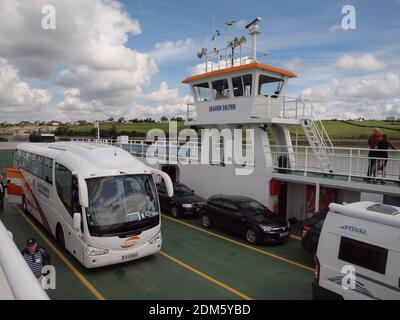 Shannon Dolphin ferry traversant l'estuaire de Shannon en Irlande avec un compliment de véhicules comprenant des bus, des voitures et des campeurs. Banque D'Images