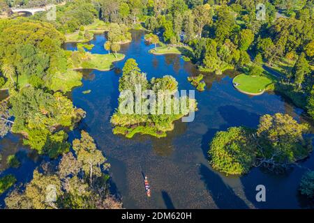 Vue aérienne sur un lac dans le jardin botanique royal de Melbourne, en Australie Banque D'Images