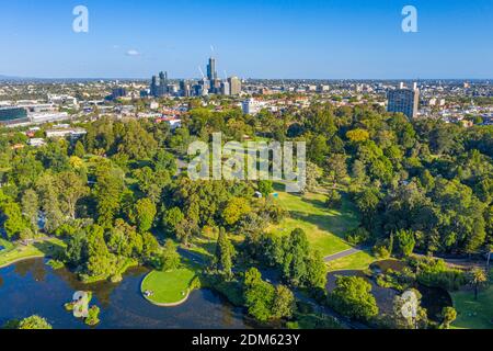 Vue aérienne sur un lac dans le jardin botanique royal de Melbourne, en Australie Banque D'Images