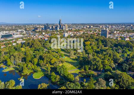 Vue aérienne sur un lac dans le jardin botanique royal de Melbourne, en Australie Banque D'Images