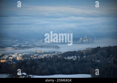 morning mood in a swiss village, the fog envelops the houses, the fog engulfs part of hinwil zurich oberland Banque D'Images