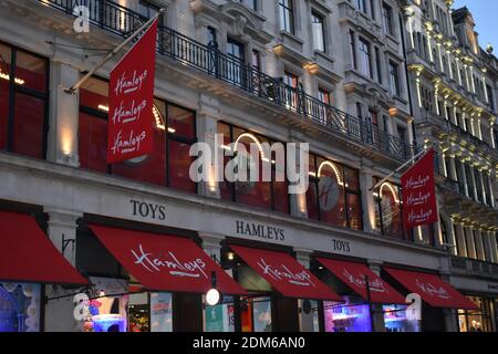 Hamleys dans son emplacement célèbre à Regent Street est la plus belle boutique de jouets au monde. Les enfants rient avec les divertissements professionnels. Explorez les jouets et les jeux. Banque D'Images