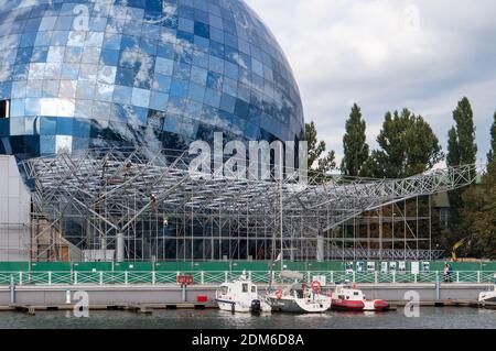 Le complexe de musées planète océan, le Musée mondial de l'océan, la construction d'une boule de verre, Kaliningrad, Russie, 29 septembre 2020 Banque D'Images