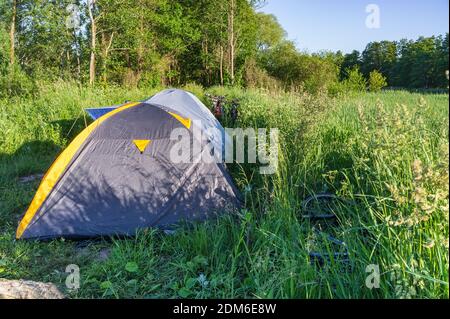 Camp touristique dans le marais, les tentes de camping dans les zones humides Banque D'Images